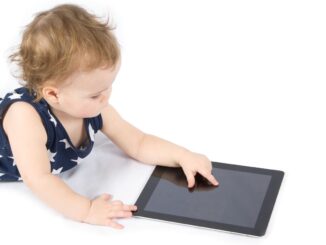 Dítě s tabletem