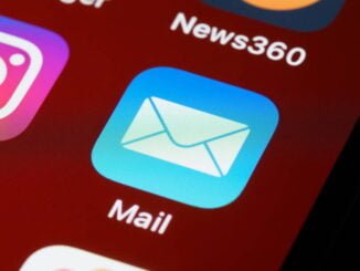 ilustrace email na dotykovém displeji telefonu