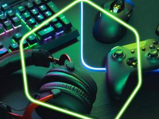 ilustrace Kaspersky sluchátka myš klávesnice ovladač konzole