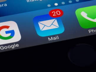 ilustrace ikona email na displeji mobilního telefonu