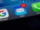 ilustrace ikona email na displeji mobilního telefonu