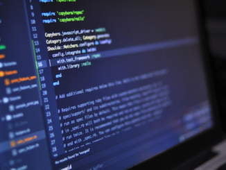 ilustrace obrazovka notebooku s kódem