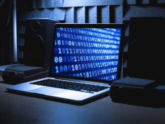 notebook s binárním kódem na obrazovce ilustrace