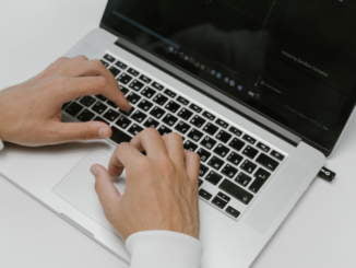 ilustrace zadávání vstupního hesla do notebooku