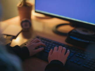 ruce na klávesnici ilustrace