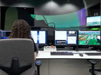 žena u počítače a monitorů ilustrace