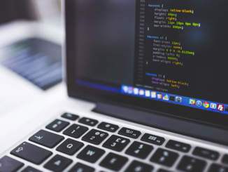 ilustrace otevřený počítač s programováním webu