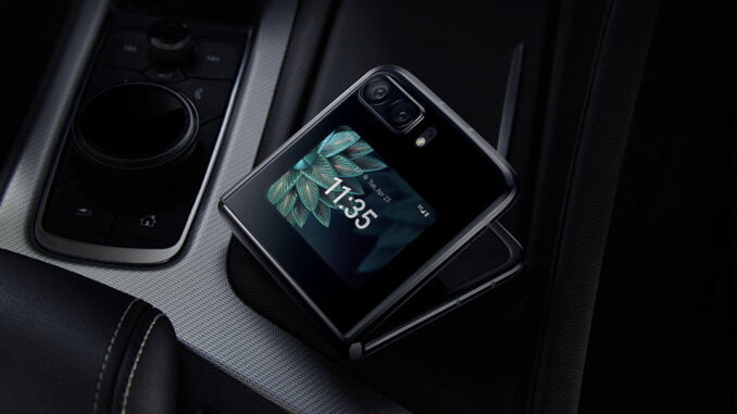 Motorola-Razr-2022-001 chytrý skládací telefon s ohebným displejem motorola razr 2022 cena
