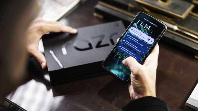 chytrý skládací telefon s ohebným displejem motorola razr 2022 cena