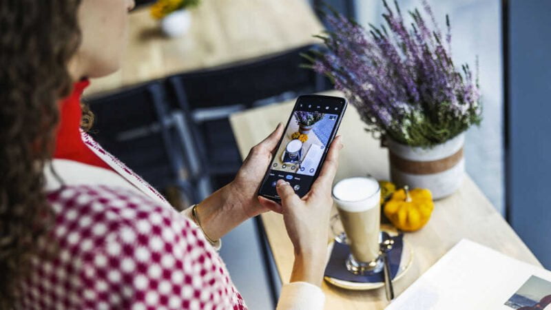 chytrý skládací telefon s ohebným displejem motorola razr 2022 cena