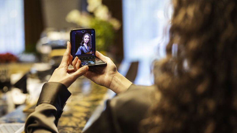 chytrý skládací telefon s ohebným displejem motorola razr 2022 cena