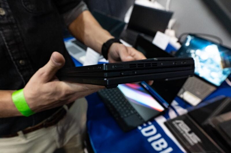 notebook ASUS Zenbook Fold OLED na Fast Day 2022