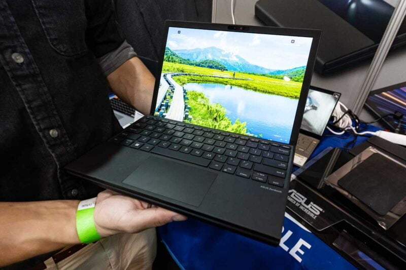 notebook ASUS Zenbook Fold OLED na Fast Day 2022