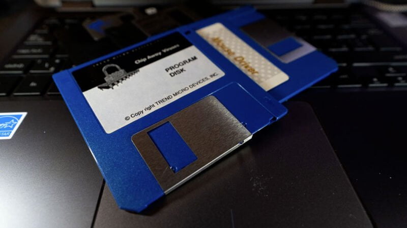 diskety pozorování zatmění slunce 2025