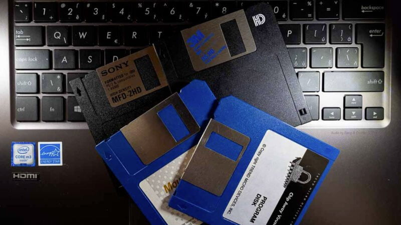 diskety pozorování zatmění slunce 2025