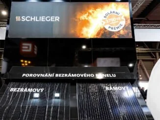 Schlieger fotovoltaický bezrámový panel DAH Solar 550 W na výstavě Solar Praha 2023