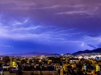 Bouřka, blesk, výpadek energie, ztráta dat, ochrana dat, UPS, baterie, výkon