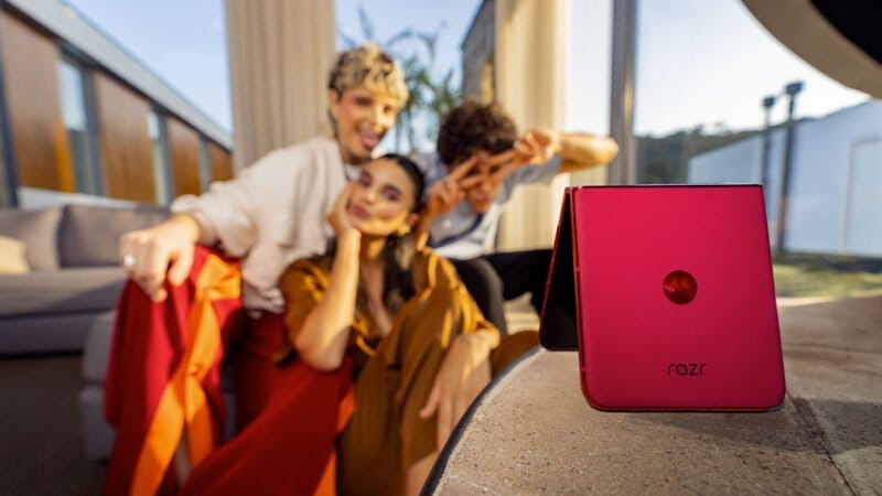 chytrý skládací telefon motorola razr 50 ultra specifikace cena