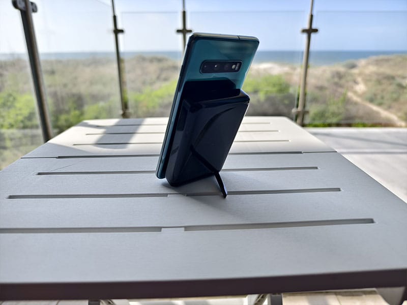 FIXED MagZen 10 Pro powerbanka s vyklopeným stojánkem (na zadní části telefonu Samsung S10 Plus s MagSafe FIXED MagPlate)
