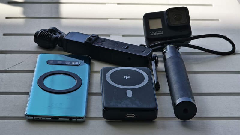 Telefon Samsung S10 Plus s nálepkou MagSafe FIXED MagPlat, powerbanka FIXED MagZen 10 Pro, kamery GoPro a DJI 